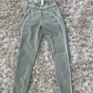 Alo Airbrush Leggings in Limestone XS